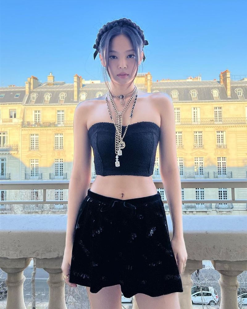 Jennie的「高級厭世臉」讓她備受各大時尚品牌愛戴。(圖/翻攝自Jennie IG)